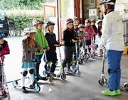 René Lauper von New Mobility Safety Projects informiert eine Klasse über die Sicherheit mit Microscootern. (Bild: PD)