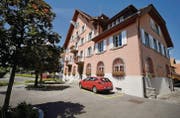 Die Gemeinde Egnach hätte gern längere Öffnungszeiten des Polizeipostens im Gemeindehaus in Neukirch. (Bild: Reto Martin)