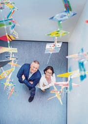 David Felleiter, Präsident der Primarschule Langrickenbach sowie der Sekundarschulgemeinde Altnau, und Andrea Epper, Präsidentin der Primarschule Münsterlingen, im Schulhaus. (Bild: Andrea Stalder)