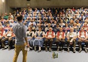 Thomas Rickenmann (vorne) freute sich über das Interesse an seinem Film «Alpzyt». (Bild: PD)