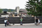 Mit Hilfe der Armee werden Pferde vom Hof in Hefenhofen abtransportiert. (Bild: Manuel Nagel)
