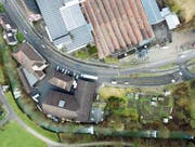 Noch stehen die Lagerhallen der einstigen Weberei Wängi auf dem Areal zwischen Wilerstrasse und Murg. Frühestens 2019 können Investoren ein Baugesuch für Wohn- und Gewerbeliegenschaften einreichen. (Bild: Olaf Kühne)