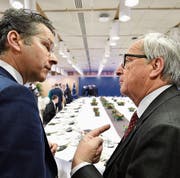 EU-Kommissionspräsident Juncker bespricht beim Gipfeltreffen die Lage. (Bild: AP (Brüssel, 15. Dezember 2017))