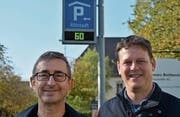 Beim Fototermin sind im Altstadt-Parkhaus 60 der 63 öffentlichen Parkplätze frei. Unter der Tafel stehen Michael Pöll, Präsident Grüne Frauenfeld, und Roman Fischer, neuer GP-Gemeinderat. (Bild: Mathias Frei)