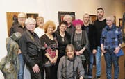 Die zahlreichen Künstler freuen sich auf Kunstinteressierte, die sich beim Besuch der Ausstellung in der Galerie L33, Werdenberg, auf ihre Werke einlassen. Ganz links eine Specksteinskulptur des Buchsers Sandro Montonato. (Bilder: Heidy Beyeler)