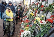 Gedenken an die getöteten Maidan-Aktivisten am Denkmal nahe des Unabhängigkeitsplatzes in Kiew. (Bild: Stepan Franko/EPA (Kiew, 20. Februar 2018))