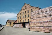 Die Ziegelei mit dem imposanten Hauptgebäude soll trotz der geplanten Überbauung des Areals dahinter erhalten bleiben. (Bild: Mario Testa)