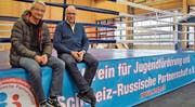 Der Chef des Sportamts, Peter Bär, und der Initiant des Sportclubs Bärenhöhle, Siegfried Sokolovskiy, auf dem Kampfring des Sportclubs. (Bild: Evi Biedermann)