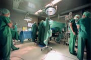 Das revidierte Transplantationsgesetz sieht vor, dass der Tod neu schon nach fünf statt nach zehn Minuten festgestellt werden darf. (Symbolbild) (Bild: GAETAN BALLY (KEYSTONE))