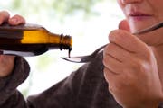 Hustensaft wird in der kalten Jahreszeit zur Stillung des Hustenreizes verwendet, aber auch als Rauschmittel missbraucht. (Bild: Fotolia)