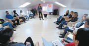 Esther Eigenmann unterrichtet eine Klasse im Bildungszentrum Bürglen. Die Teilnehmer der Coaching-Seminare kommen aus der ganzen Ostschweiz. (Bild: Mario Testa)