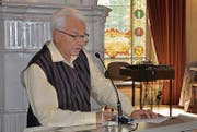 Der Synodale Peter Kuster erklärt, dass er dem betroffenen Pfarrer einen Brief geschrieben hat. (Bild: Michèle Vaterlaus)