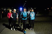 Auf geht’s: Uschi Graner (Mitte) läuft mit ihrer Gruppe durch den dunklen Seeburgpark in Kreuzlingen. (Bild: Donato Caspari)
