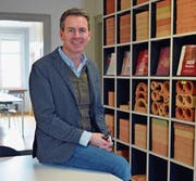 Andrea Martini, Geschäftsleiter der Brauchli Ziegelei, im Bürogebäude in Berg. (Bild: Mario Testa)