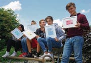 Aus Literatur mach Kunst: Fünf aus der Time-out-Klasse mit ihren Kunstwerken, die sie kommendes Wochenende im Schloss Frauenfeld ausstellen. (Bild: Dieter Langhart)