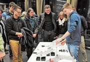 Die angehenden Konstrukteure erläutern ihre Lösungen. (Bild: PD)