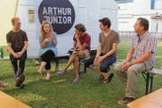 Im Dorfgespräch: Marc Hörler, Flurina Badel, Marcel Hörler (Arthur Junior), Jérémie Sarbach und Gemeinderat Peter Schrag (von links). (Bild: Martina Signer)