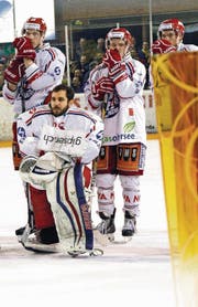 Enttäuschte Rapperswiler nach dem verlorenen Playoff-Final gegen Ajoie. (Bild: ky/Bist/Roger Meier)