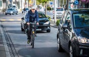 Eddie Kessler wurde schon oft sehr nah überholt. Das Paradoxe: Je näher man am Rand fahre, desto knapper werde man überholt. (Bild: Reto Martin)
