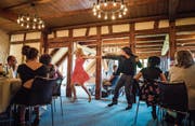 «Dirty Killing» statt «Dirty Dancing»: Die Schauspieler tanzen im «Goldenen Kreuz» trotzdem. (Bild: Thi My Lien Nguyen)