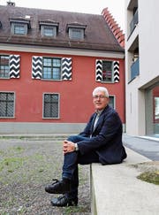 Hans Pfäffli inmitten des «Kronen»-Areals, Musterbeispiel der baulichen Verdichtung. (Bild: Jolanda Riedener)