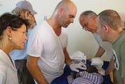 Der Chirurg Volker Wedler (Mitte) untersucht ein Kind in einem Spital in Burkina Faso. (Bild: pd)