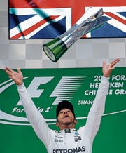 Lewis Hamilton jubelt in Schanghai. (Bild: Diego Azubel/EPA)
