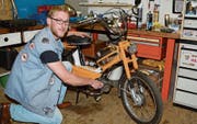 Roman Stengele schraubt an seinem «Pony Cross», Jahrgang 1974, in seiner Werkstatt im Stall seines Vaters. (Bild: Werner Lenzin)