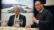 Peter Eisenhut (links), Inhaber der Ecopol AG, und Regierungsrat Marc Mächler diskutieren über Stärken und Schwächen der Region. (Bild: gia)