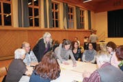 Zusammenarbeiten in Uttwil: Verschiedene Arbeitsgruppen stellen ihre Resultate vor. (Bild: Trudi Krieg)