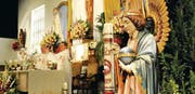 Reich geschmückt: Die beiden Priester Willy Bolliger und Thomas Graber leiten einen Gottesdienst in der Kirche der St. Michaelsvereinigung. (Bild: Helio Hickl)