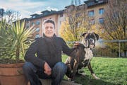 Francesco Reale mit der einjährigen Boxerhündin Enna. (Bild: Thi My Lien Nguyen)