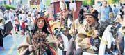 Die Umzugsteilnehmer nahmen das Publikum mit auf eine Reise rund um die Welt. Da gehören auch buntbemalte Indianer mit Tomahawk, Federschmuck und Pferd dazu. (Bilder: Donato Caspari)