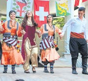 Eine türkische Tanzgruppe auf der Bühne. (Bilder: Hedwig Züger)