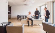 Fühlen sich wohl im Ess- und Wohnzimmer der neuen Stadtgarten-Demenzabteilung im Frosch-Stockwerk: Zentrumsleiter Bernhard Grill, Altersheim-Kommissionspräsident Andreas Helbling und Bürgerpräsident Titus Moser. (Bild: Reto Martin)