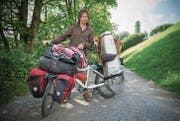 Der Nomade Andreas Knorr und sein Hund Checko können sich bei ihrem Halt am Gübsensee in St. Gallen wieder einmal waschen. (Bild: Samuel Schalch)