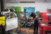 Seit Anfang Jahr können Flüchtlinge, die im Kanton St.Gallen ein Praktikum – zum Beispiel in einer Veloflicki – absolviert haben, anschliessend in einem Teillohnmodell weiter beschäftigt werden. (Bild: Urs Bucher/Archiv)