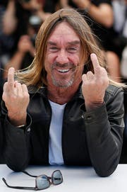 Zwei Stinkefinger für die Öffentlichkeit: Iggy Pop bei der Premiere des neuen Jim-Jarmusch-Films "Gimme Danger" 2016 in Cannes. Der Film handelt von ihm den Anfängen seiner Band The Stooges und kommt am 27. April in die Kinos. (Bild: JULIEN WARNAND (EPA))