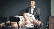Säugling mit Vater: Oliver Daume (Otto Frei) und Daniel Ludwig. (Bild: Manfred Utzinger)
