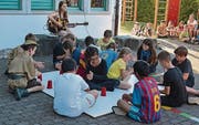 Am Schluss des Festes tragen die Schulkinder mit ihrer Lehrerin Donatella Taddeo den «Bechersong» vor. (Bild: Monika Wick)