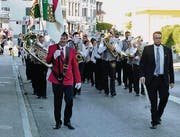 Die Musikgesellschaft Müllheim beim Umzug durchs Dorf, vorneweg gehen Dirigent Alexander Kübler und Fähnrich Bruno Gaupp. (Bild: Marlies Kunz)