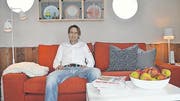 Mieter Nicolaj Ammann auf dem Sofa in seinem neuen Wohnzimmer.