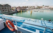 Blick auf den Hafen mit Massivlagerhaus, Fähranlegestelle, ehemaliger Transitpost und Steganlage. (Bild: Reto Martin (Romanshorn, 8. September 2017))
