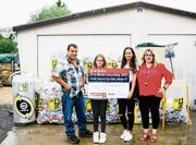 Familie Etter mit dem Umweltpreis im Metallrecycling. (Bild: PD)