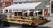 Der vorübergehend aufgerichtete Pavillon auf dem Bärenplatz wird als Sommercafé genutzt.