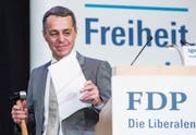 Von seiner Partei bekam Ignaz Cassis gestern einen freisinnigen Schmiedehammer in Engelberg geschenkt. (Bild: Alexandra Wey/Keystone)