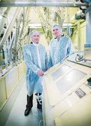 Unipektin-CEO Ulrich Zuber und sein Stellvertreter Guido Schär in der Fabrikation. (Bild: Andrea Stalder)