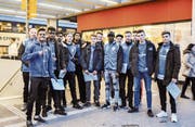 Die A-Junioren des FC Weinfelden-Bürglen sammeln Unterschriften gegen den negativen Asylentscheid ihres Teamkollegen Yaya Baldeh (Sechster von rechts). (Bild: Isabella Gómez)