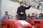 Gantrufer Bruno Furrer zwischen einem Bucher und einem Fahr D88. (Bild: Ruth Bossert)