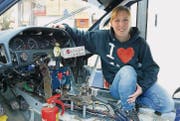 Corinne Pflug nimmt ihr Rennauto, einen Toyota Corolla AE92, selbst auseinander. (Bild: Hanspeter Ryser)